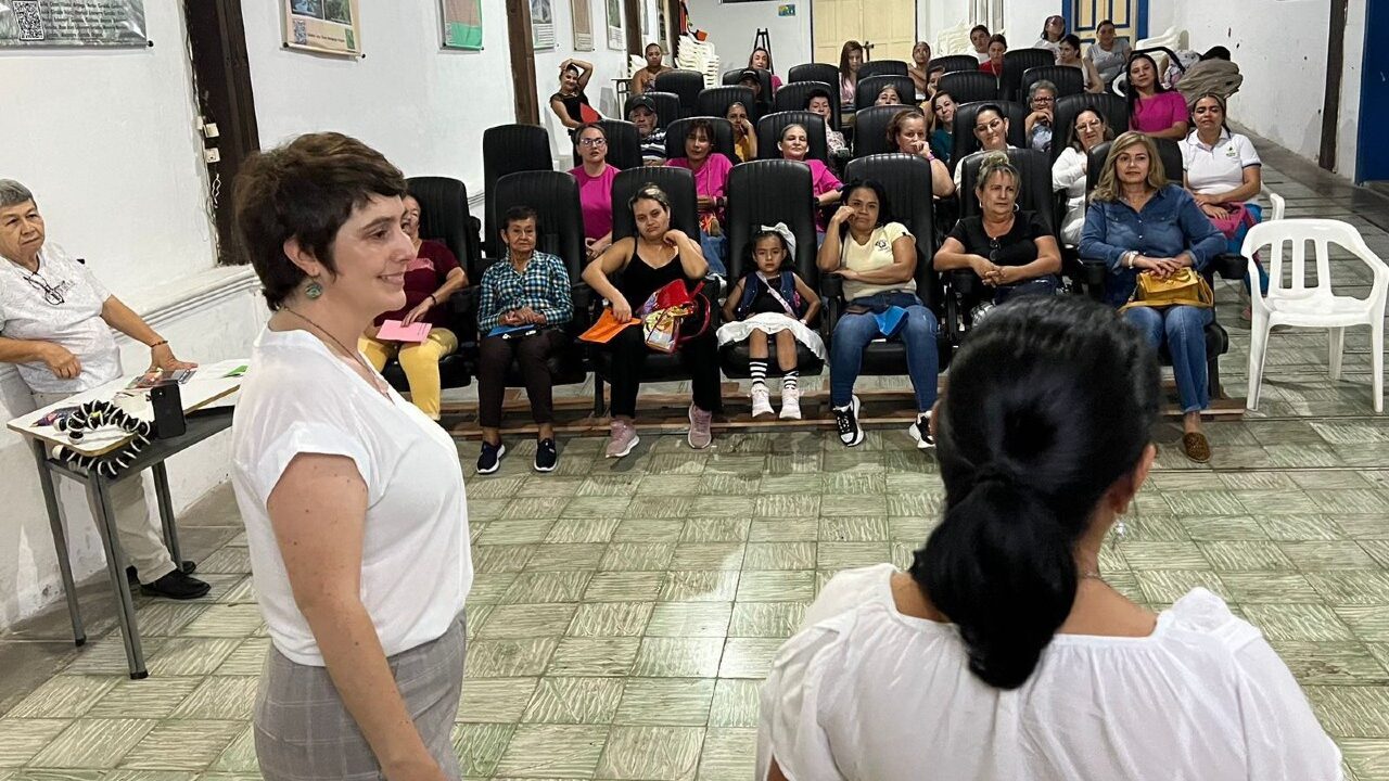 Congresista Carolina Giraldo Botero presentó el Violentometro a mujeres de Marsella